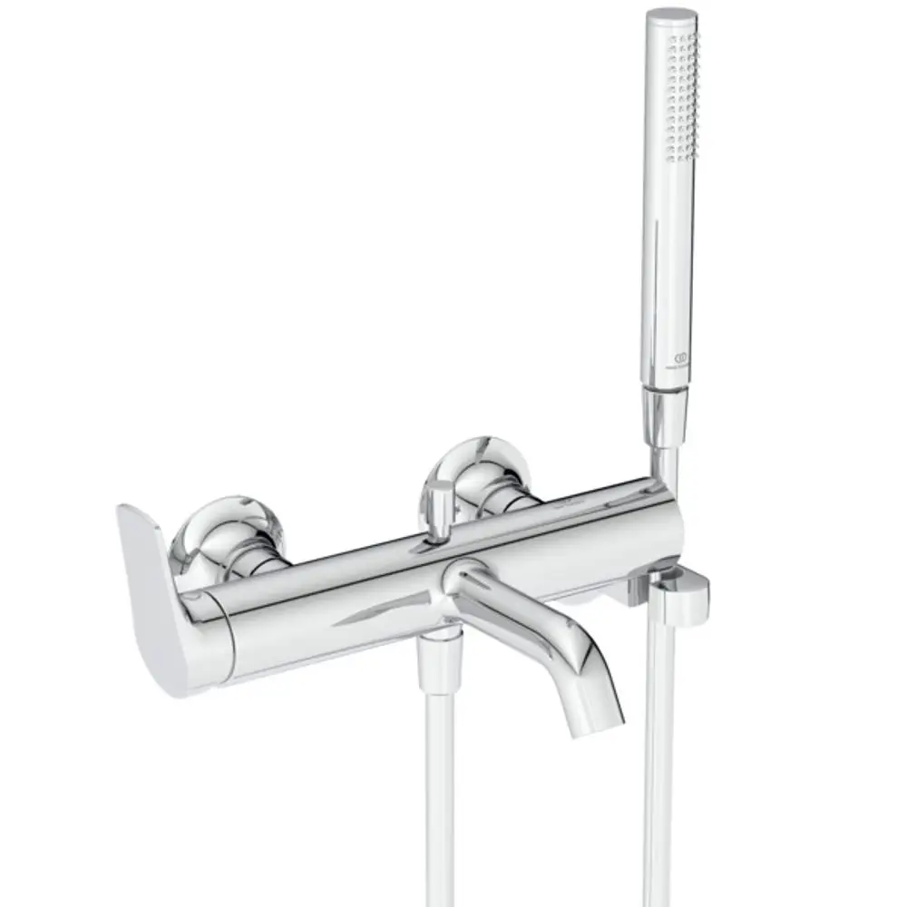 Chromfarbene Badearmatur mit separater Handbrause, hergestellt von Ideal Standard. Das Design umfasst einen Wasserhahn und zwei Steuerungselemente für Temperatur und Durchfluss.